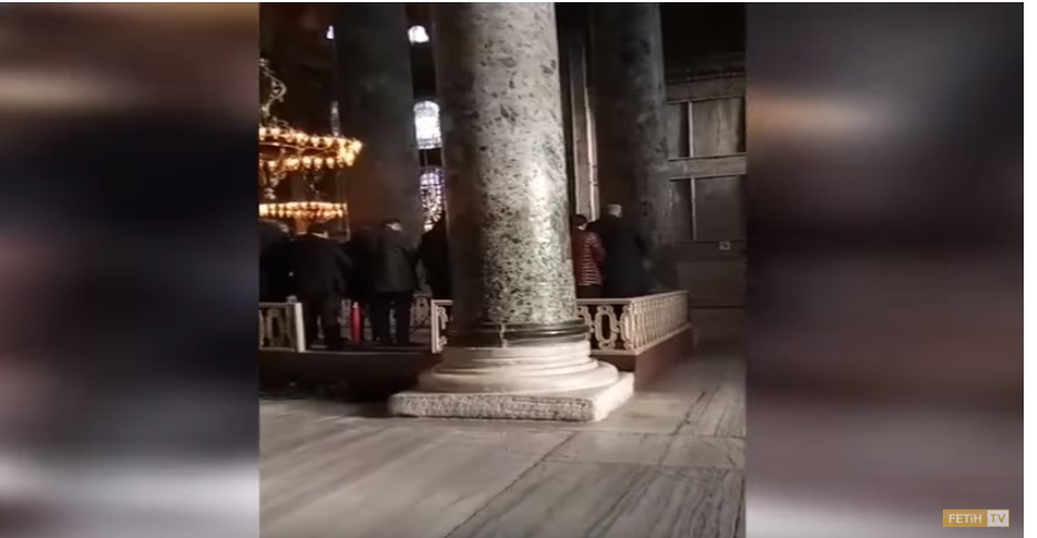 Δείτε το βίντεο όπου “Γκρίζοι Λύκοι” εισβάλουν στην Αγία Σοφία φωνάζοντας “ο Αλλάχ είναι μεγάλος”