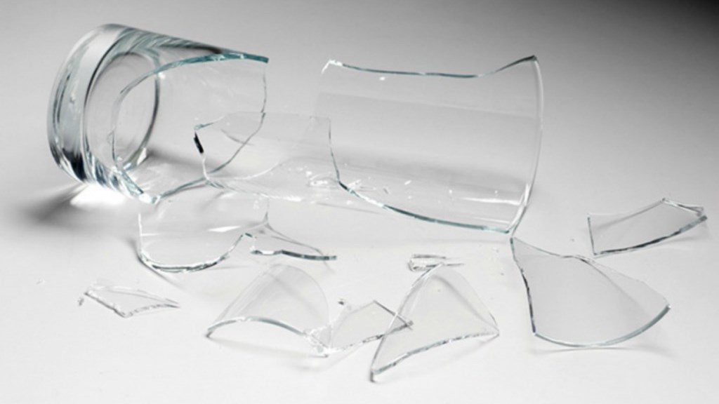 Μαζέψτε εύκολα τα σπασμένα γυαλιά από το πάτωμα χρησιμοποιώντας αυτό