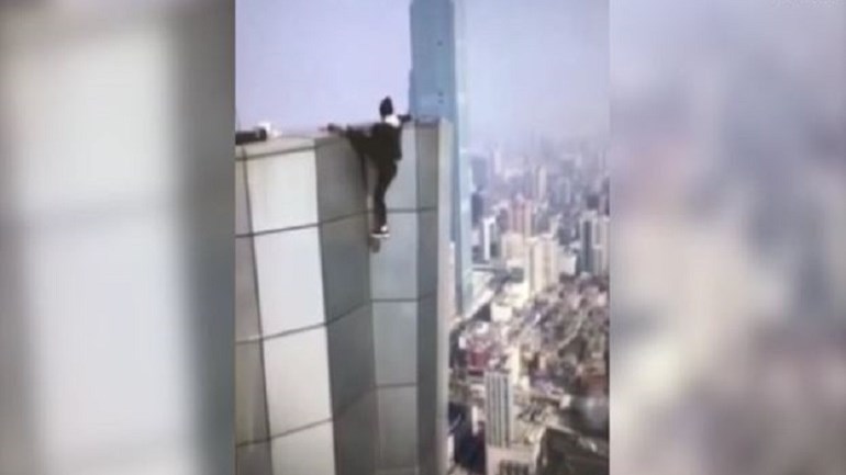 Σοκ – Έπεσε στο κενό από τον 62ο όροφο – Τι προσπαθούσε να κάνει – ΒΙΝΤΕΟ