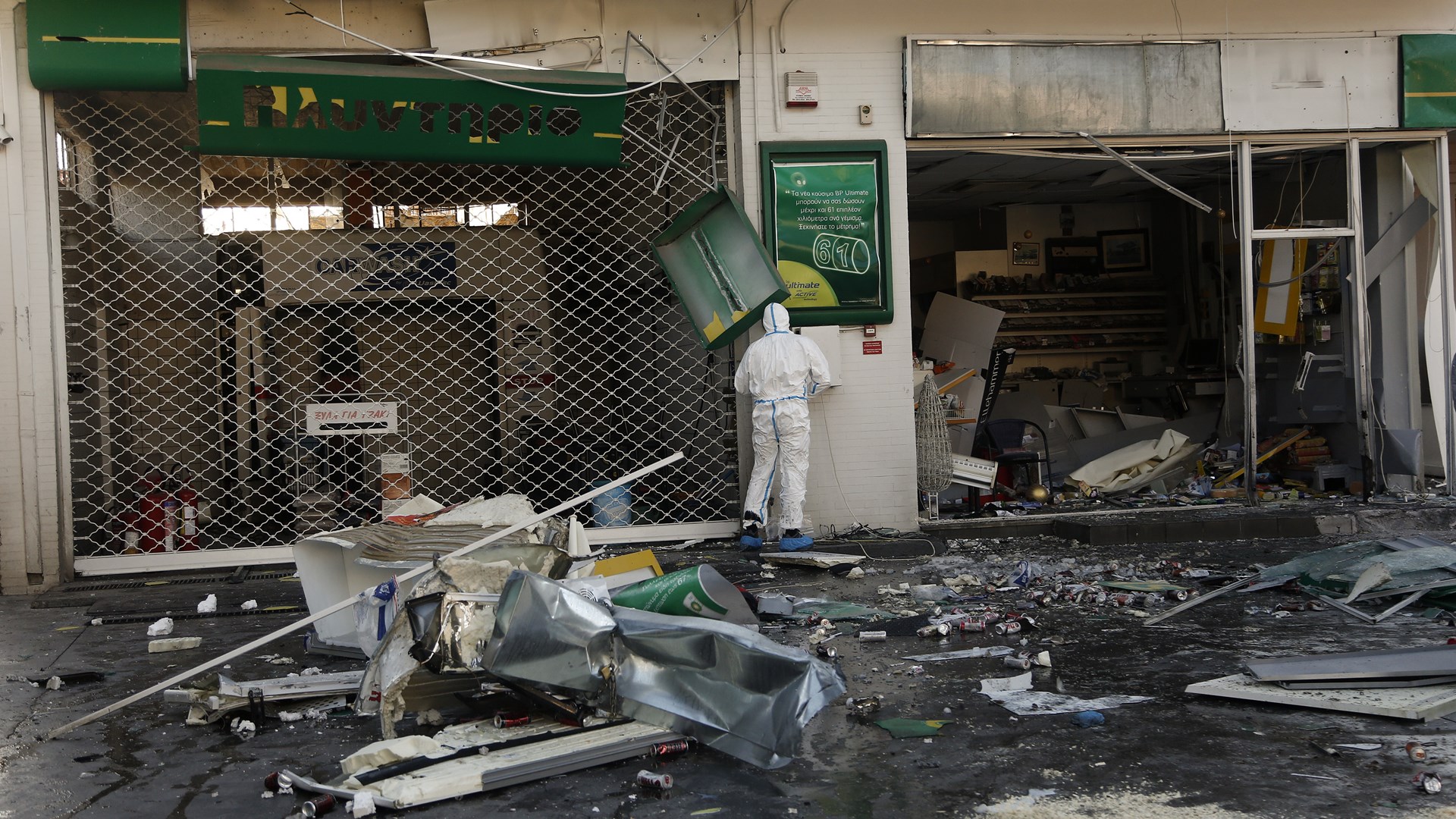 Σοκαριστικές εικόνες από το πρατήριο καυσίμων στην Ανάβυσσο – Δεν έμεινε τίποτα όρθιο από την έκρηξη – ΦΩΤΟ