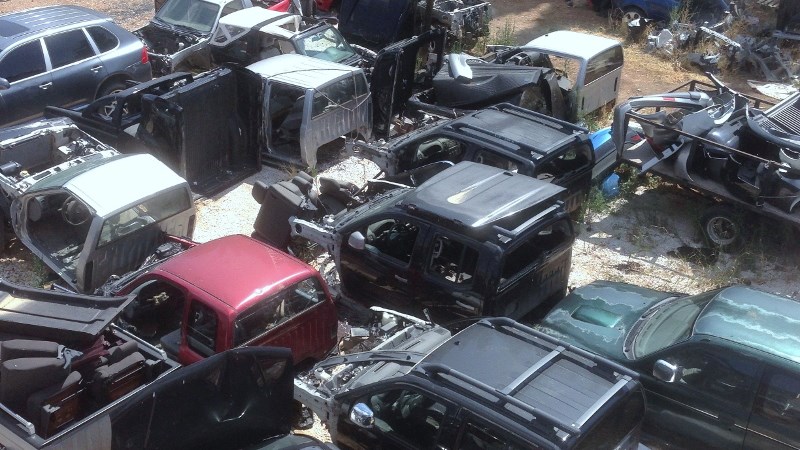 Έκλεβαν οχήματα, τα έκαναν κομμάτια και τα μοίραζαν ως ανταλλακτικά