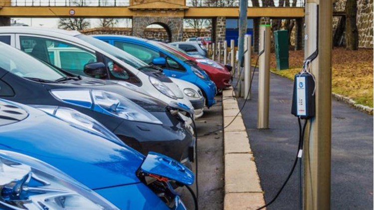 Έρχονται δίκτυα φόρτισης ηλεκτρικών οχημάτων σε κοινόχρηστους χώρους