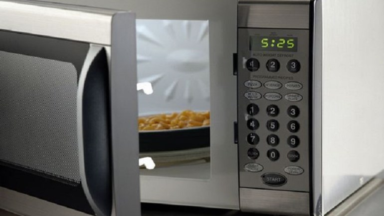 Γιατί δεν πρέπει να βάζετε ποτέ βρασμένο αυγό στον φούρνο μικροκυμάτων- ΒΙΝΤΕΟ