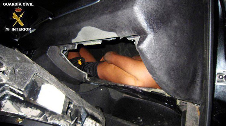 Έκρυψε 12χρονο στο ταμπλό του αυτοκινήτου – ΦΩΤΟ ΣΟΚ