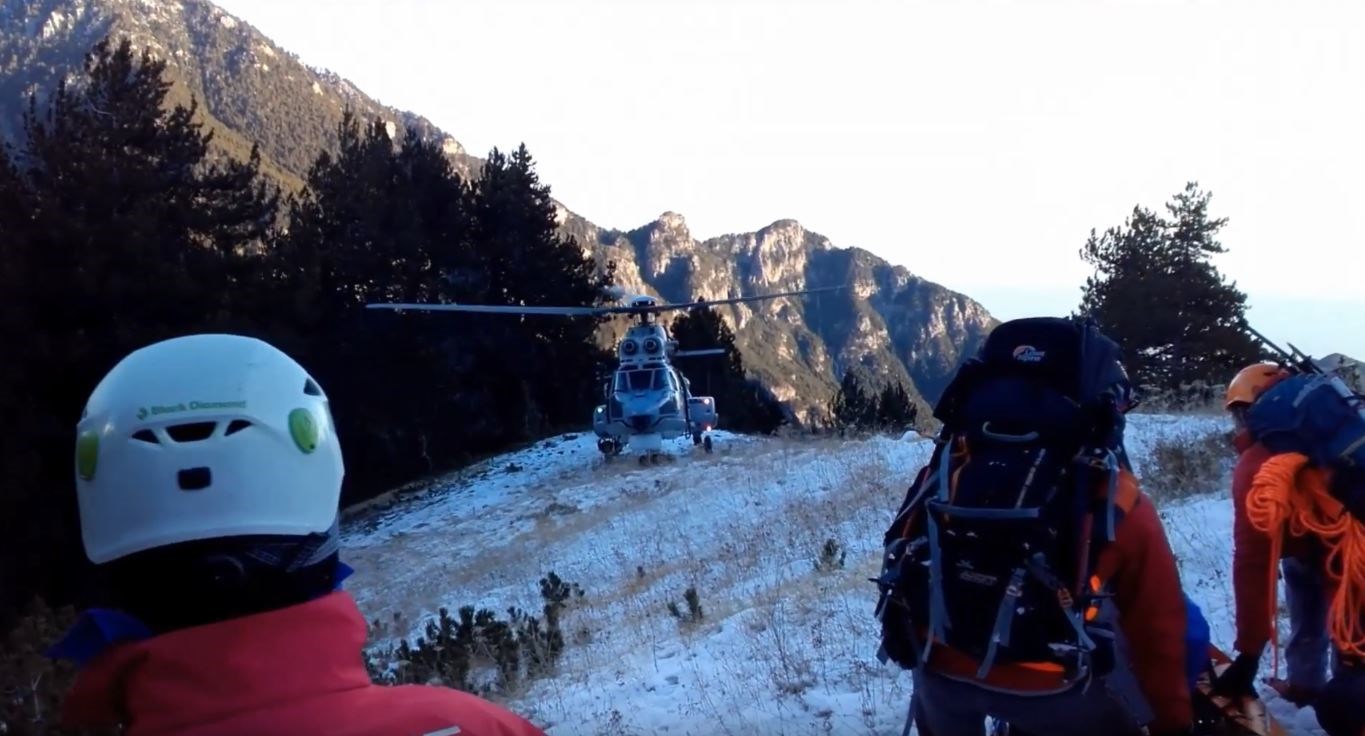 Η στιγμή που οι διασώστες μεταφέρουν τον νεκρό ορειβάτη από τον Όλυμπο – ΒΙΝΤΕΟ