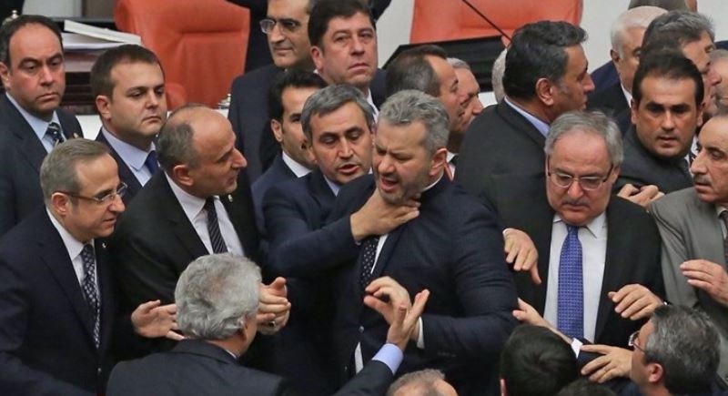 Πανδαιμόνιο στην τουρκική βουλή – Πιάστηκαν στα χέρια – ΦΩΤΟ