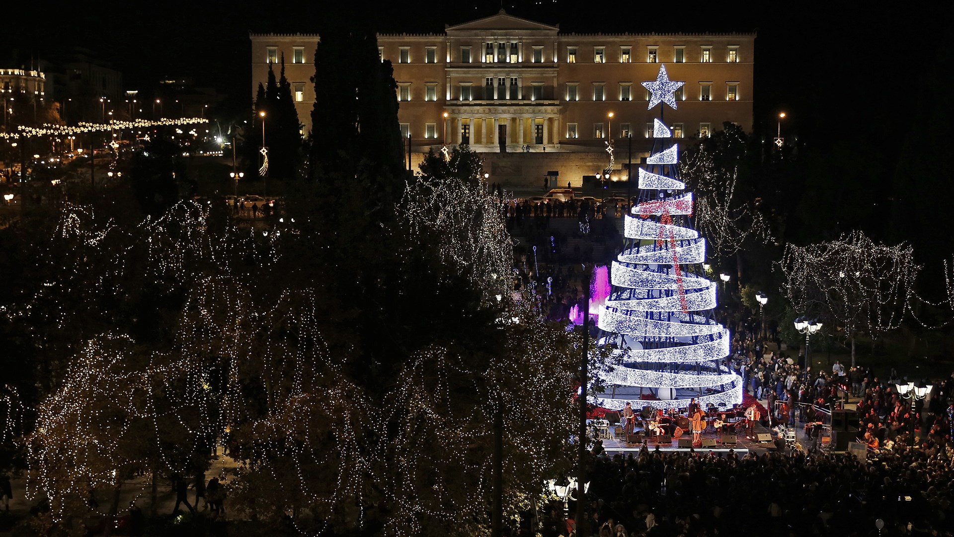 Φωταγωγήθηκε το Χριστουγεννιάτικο δέντρο της Αθήνας – Δείτε πως είναι – ΒΙΝΤΕΟ – ΦΩΤΟ