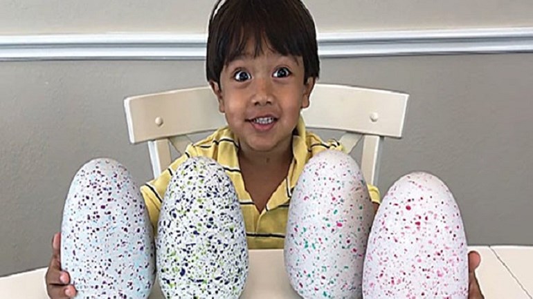 Γνωρίστε τον 6χρονο εκατομμυριούχο αστέρα του YouTube- ΒΙΝΤΕΟ