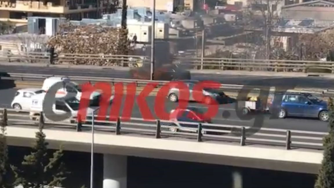 Στις φλόγες τυλίχθηκε αυτοκίνητο στη Γέφυρα Ροσινιόλ – ΒΙΝΤΕΟ αναγνώστη