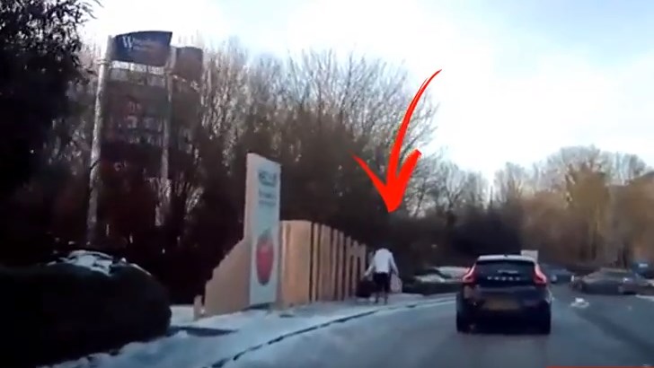 Γλίστρισε στον πάγο αλλά είχε Άγιο… Βασίλη – ΒΙΝΤΕΟ