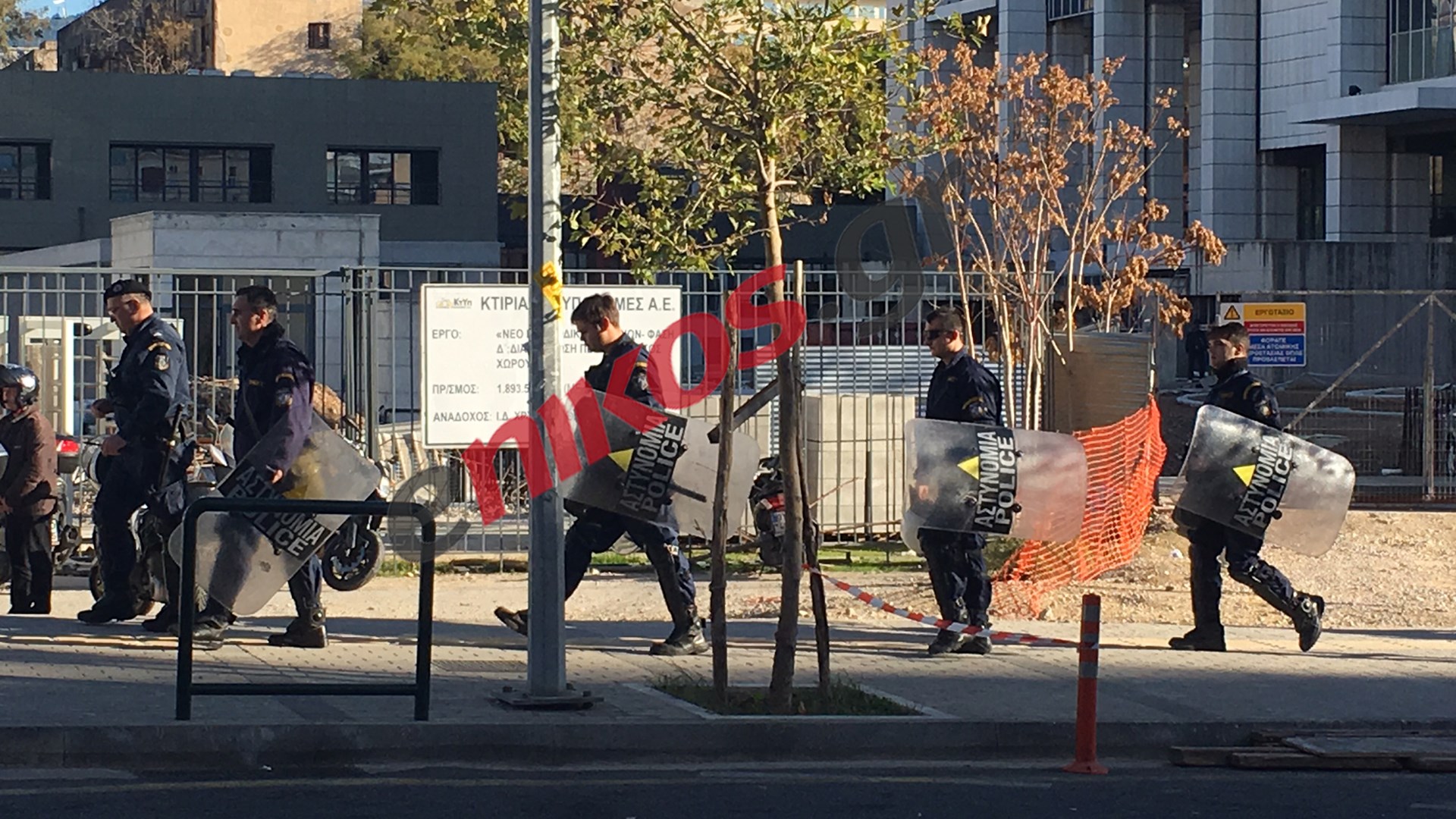 Δρακόντεια τα μέτρα ασφαλείας έξω από το Ειρηνοδικείο Αθηνών – ΦΩΤΟ – ΤΩΡΑ