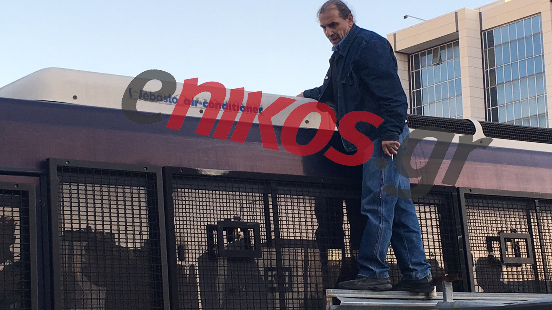 Κίνηση ματ…από τα ΜΑΤ – Που έστησαν τις κλούβες και μπλόκαραν ακόμη και τους “αίλουρους” διαδηλωτές – ΦΩΤΟ