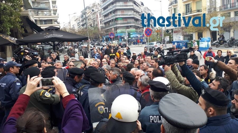 Ένταση μεταξύ συμβασιούχων και MAT έξω από το υπουργείο Μακεδονίας – Θράκης – ΒΙΝΤΕΟ