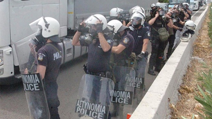 Πέθανε κρατούμενος μέσα στο Α.Τ Άνω Λιοσίων – Επεισόδια με πετροπόλεμο και ιπτάμενα καδρόνια – Τραυματίστηκαν αστυνομικοί