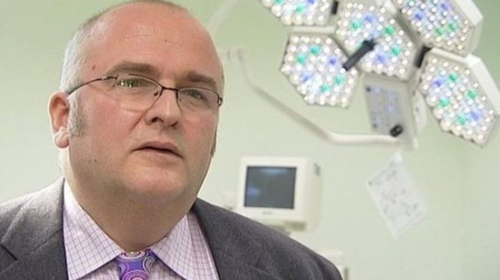 Ο χειρουργός που το… τερμάτισε – Χάραξε τα αρχικά του στο συκώτι δύο ασθενών