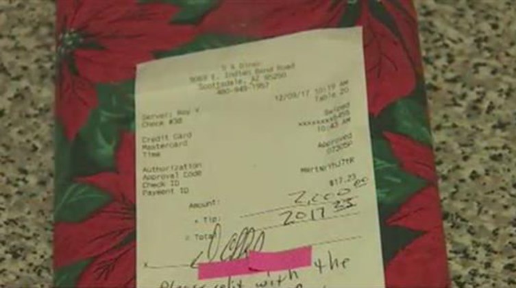 Οι σερβιτόροι δεν πίστευαν στα μάτια τους – Δείτε τι φιλοδώρημα τους άφησε – ΒΙΝΤΕΟ