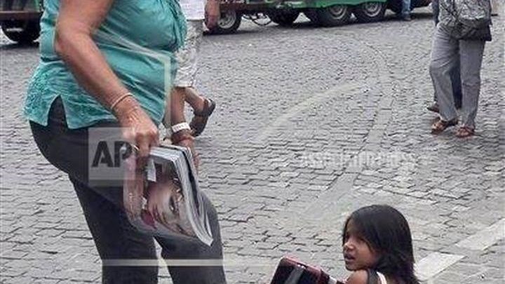 Η απόφαση του δικαστηρίου για την γυναίκα που κλώτσησε το κορίτσι που ζητιάνευε –  Η φωτογραφία που έγινε viral