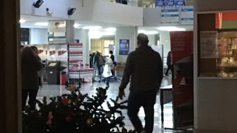 Έκαναν γυαλιά – καρφιά την είσοδο του Πανεπιστημίου Μακεδονίας – ΦΩΤΟ