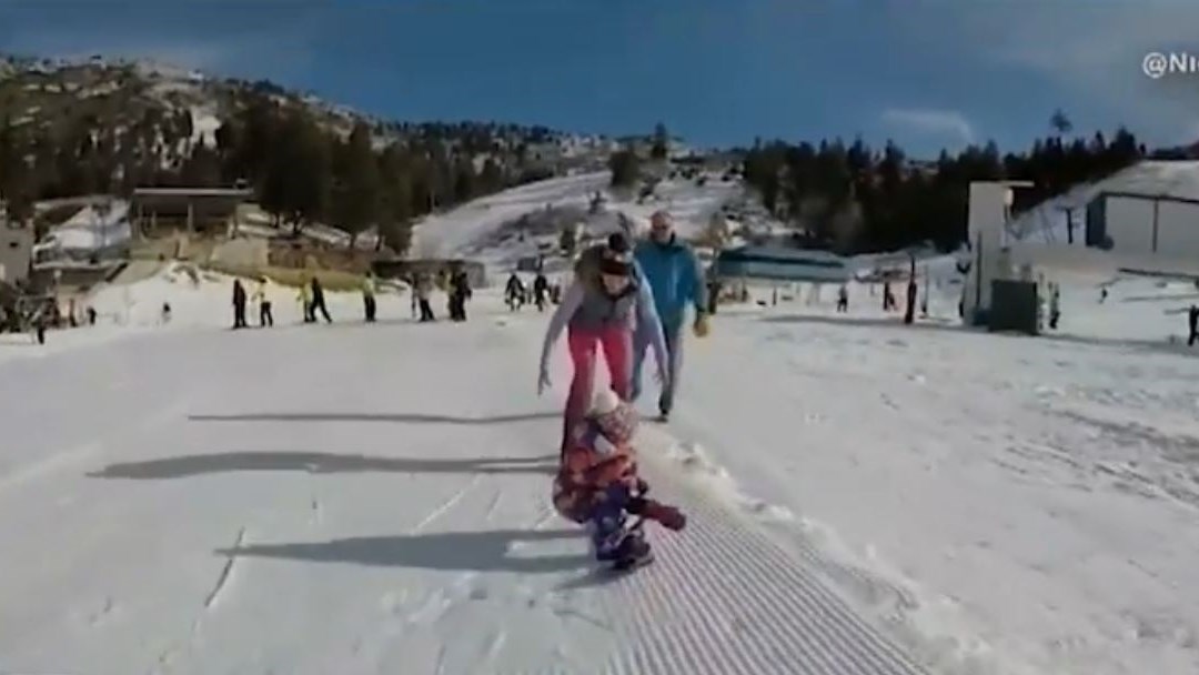 Η μικρή που κάνει σνόουμπορντ πριν τα πρώτα της γενέθλια και τρελαίνει το ίντερνετ- ΒΙΝΤΕΟ