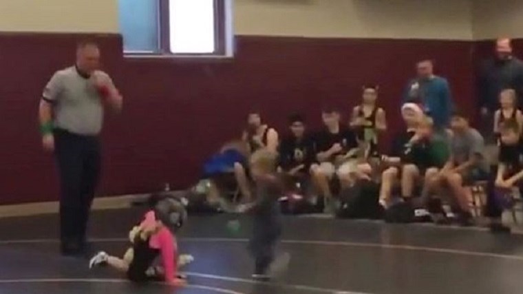 Δείτε έναν μπόμπιρα να “καθάριζει” για λογαριασμό της αδελφής του – ΒΙΝΤΕΟ