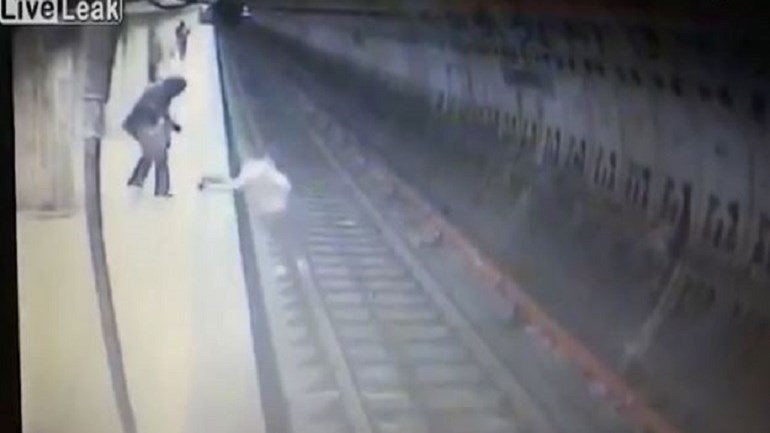 ΒΙΝΤΕΟ-ΣΟΚ: Γυναίκα σπρώχνει 25χρονη στις ράγες του μετρό την ώρα που περνάει ο συρμός