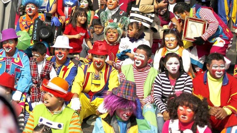 Κλαίνε οι Άγιοι Βασίληδες – Σε ποια χώρα οι κλόουν έχουν την προστασία της Παναγίας