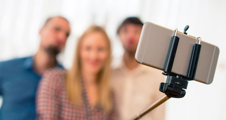 Ξεμείνατε από ιδέες για selfie; Μην σκάτε! Ο Δήμος Αθηναίων σας έχει μια “βρώμικη” πρόταση