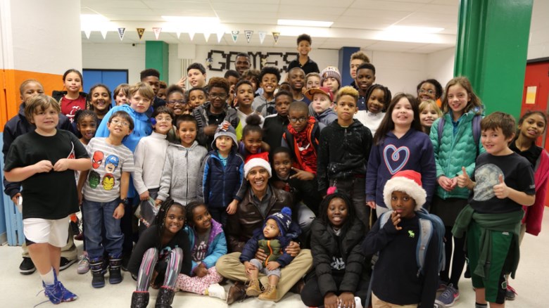 Ο Μπαράκ Ομπάμα ντύθηκε Άη Βασίλης και μοίρασε δώρα – ΒΙΝΤΕΟ