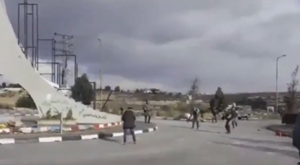 ΒΙΝΤΕΟ-ΣΟΚ: Ισραηλινοί στρατιώτες πυροβολούν Παλαιστίνιο ζωσμένο με εκρηκτικά