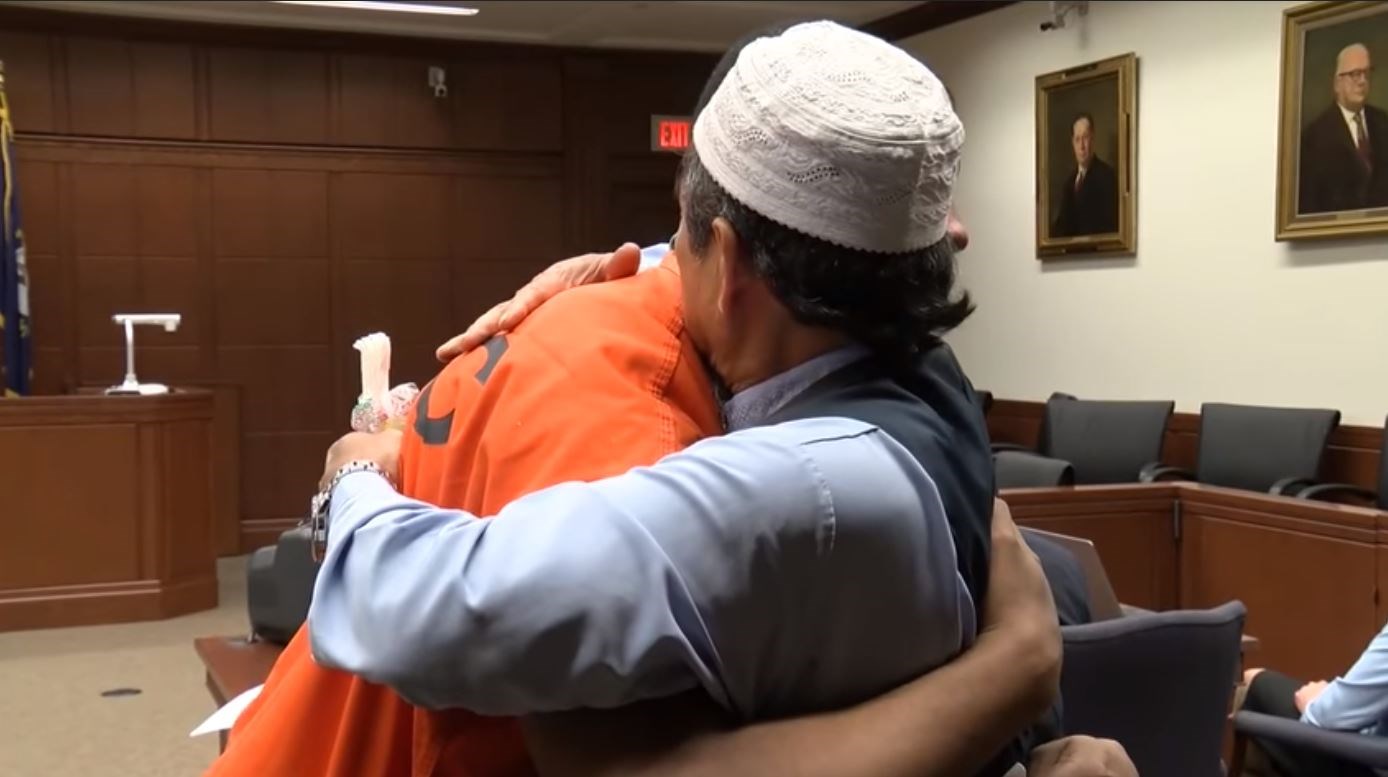 Η συγκλονιστική στιγμή που πατέρας αγκαλιάζει τον δολοφόνο του γιου του- ΒΙΝΤΕΟ