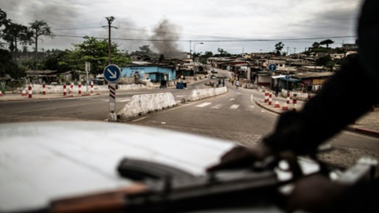 Συναγερμός στην Γκαμπόν: Μαχαίρωσε δημοσιογράφους φωνάζοντας «Αλλάχ ου άκμπαρ»