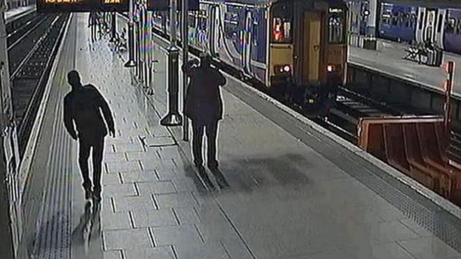 Εικόνες-σοκ από μεθυσμένους Βρετανούς που πέφτουν στις ράγες του τρένου – ΒΙΝΤΕΟ