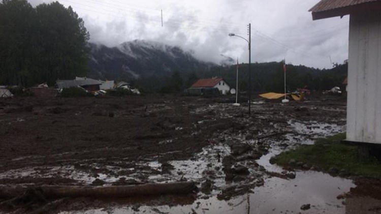 Αυξάνεται ο αριθμός των νεκρών στο χωριό της Χιλής που καταπλακώθηκε από τις λάσπες