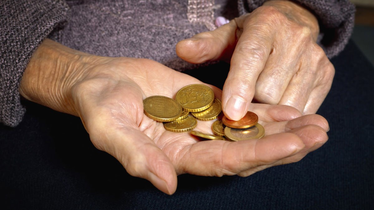 Μείωση του ΕΚΑΣ στα 35 ευρώ μέσω… e-mail στα Ταμεία