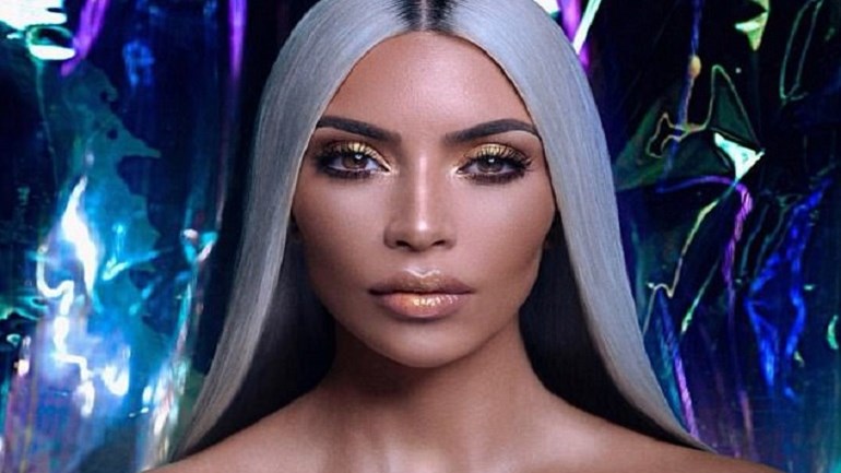 Η Κιμ Καρντάσιαν ποζάρει φορώντας μόνο … χρυσόσκονη- ΦΩΤΟ