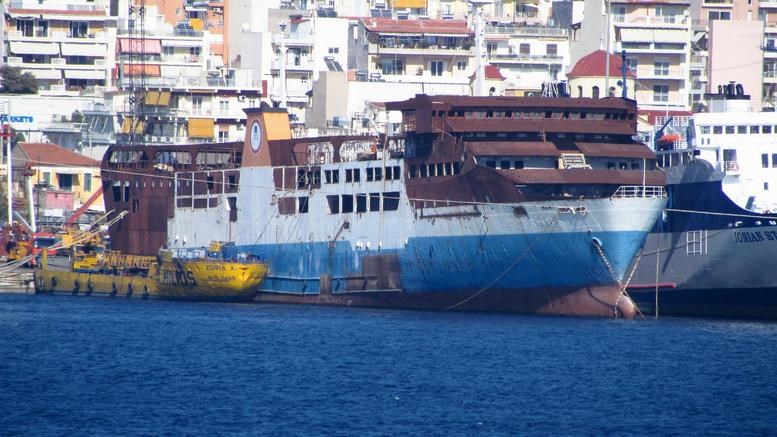 Παροπλισμένο πλοίο προσάραξε στη Σαλαμίνα