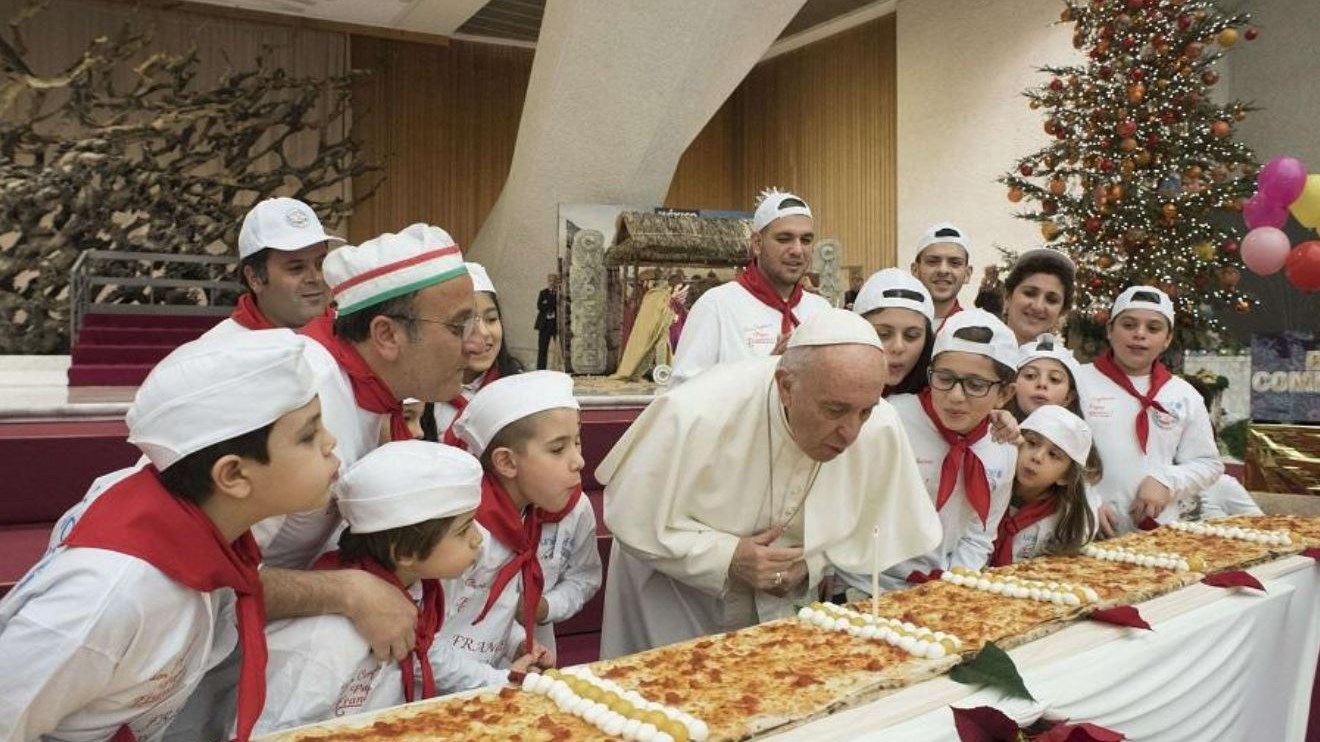 Ο Πάπας Φραγκίσκος γιόρτασε με πίτσα τα γενέθλια του