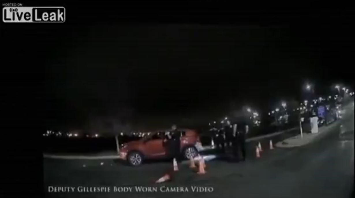 Αστυνομικοί «γαζώνουν» πρώην σερίφη σε πάρκινγκ- ΒΙΝΤΕΟ