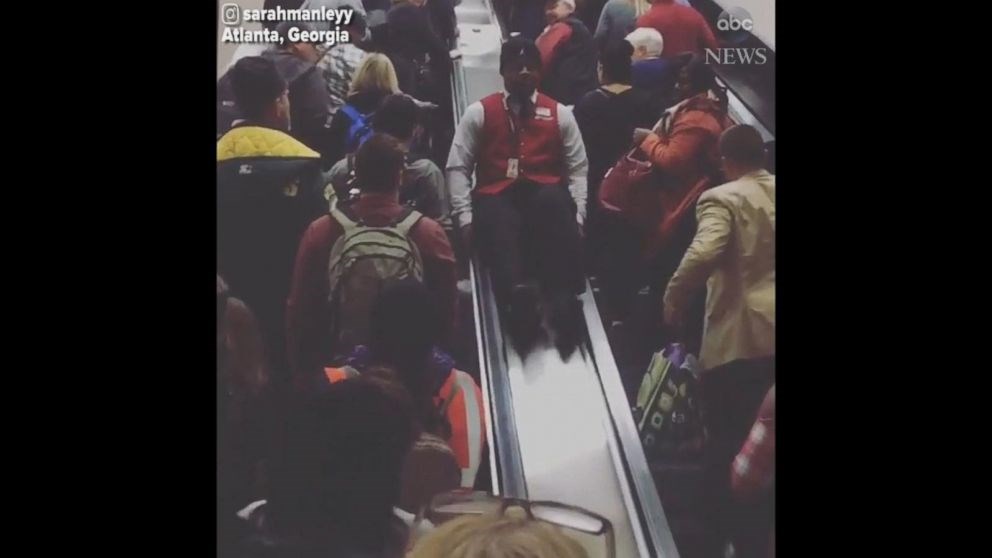 Υπάλληλος αεροδρομίου έγινε viral κατά τη διάρκεια διακοπής ρεύματος – ΒΙΝΤΕΟ