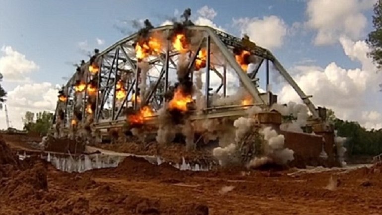 Δείτε την εντυπωσιακή ανατίναξη γέφυρας σε λιγότερο από ένα λεπτό – ΦΩΤΟ- ΒΙΝΤΕΟ