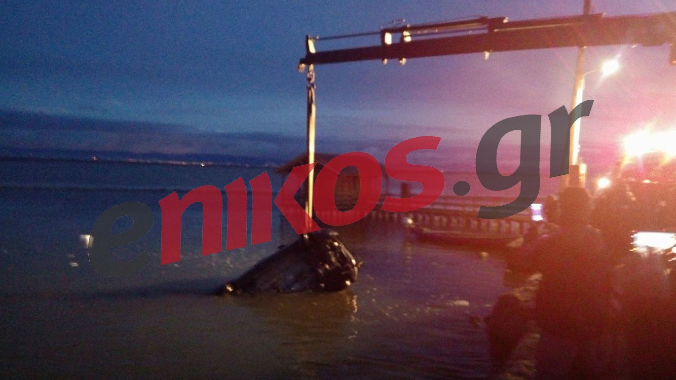 Η στιγμή που ανασύρεται το αυτοκίνητο που έπεσε στη λιμνοθάλασσα του Μεσολογγίου – Νεκρός ο οδηγός – ΤΩΡΑ