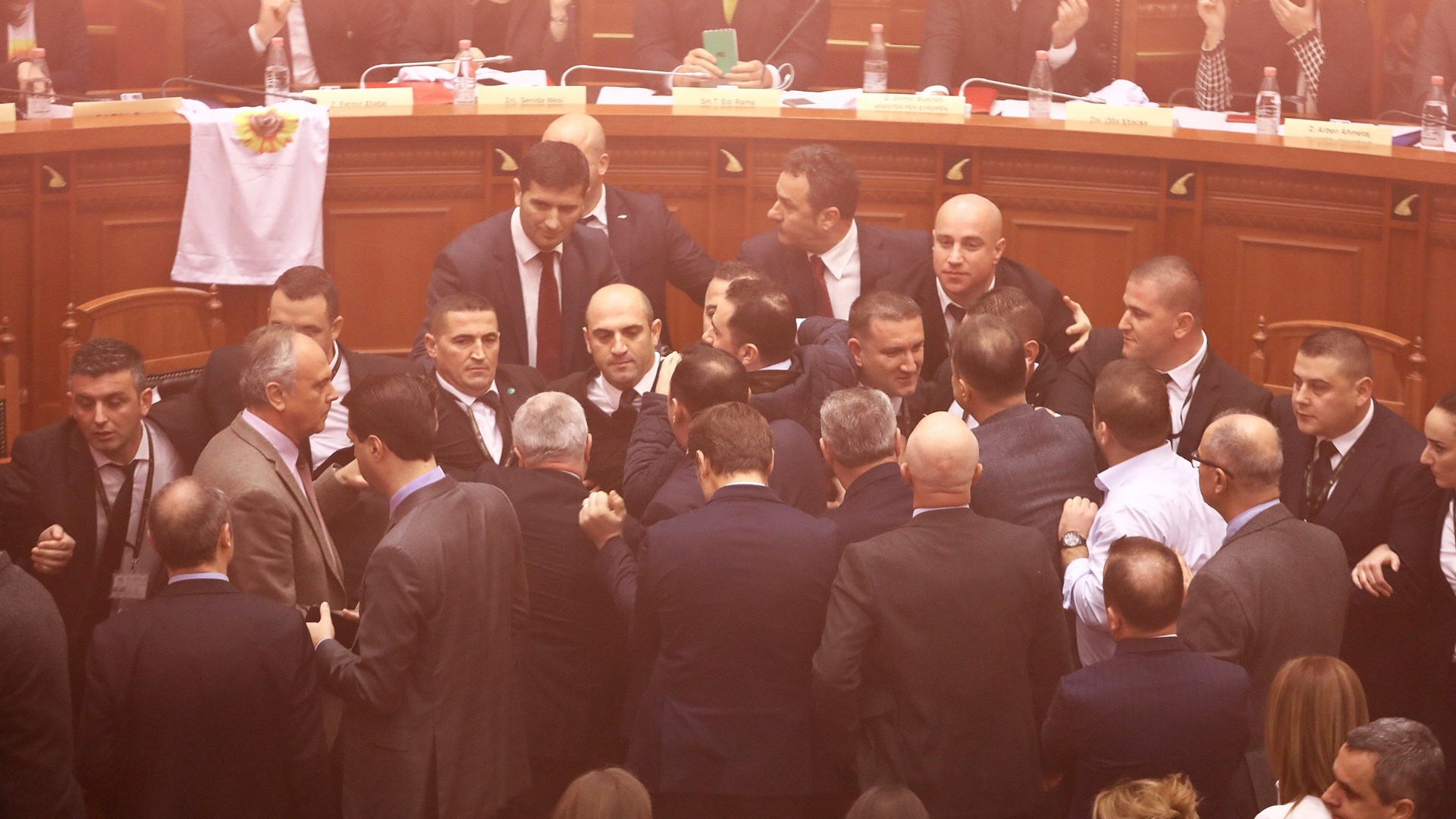 Γήπεδο…η Αλβανική Βουλή – Άγριο ξύλο και καπνογόνα – ΒΙΝΤΕΟ