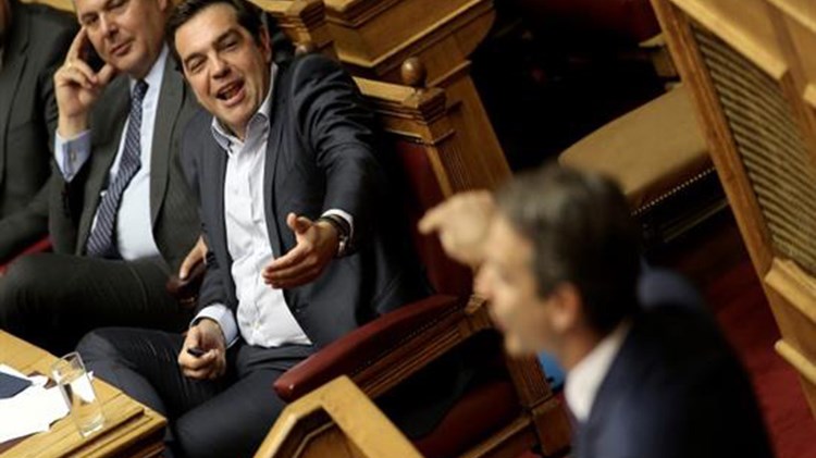 Σφοδρή σύγκρουση Τσίπρα – Μητσοτάκη στη Βουλή