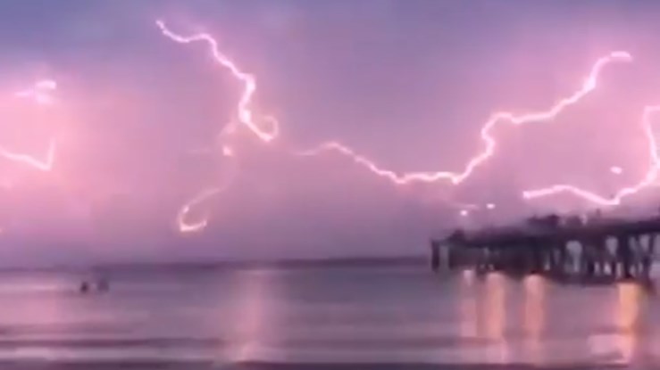 Εντυπωσιακό βίντεο με τον “χορό των αστραπών”