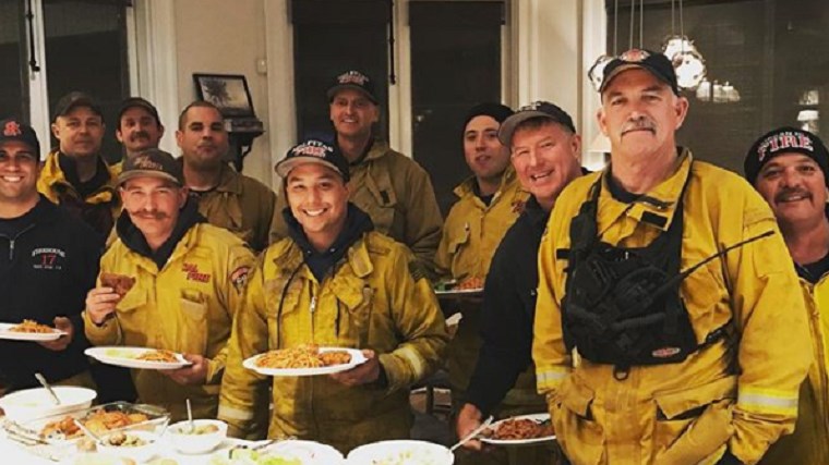 Δείτε πώς ευχαρίστησε πασίγνωστος ηθοποιός τους πυροσβέστες που έσωσαν το σπίτι του από τις φλόγες