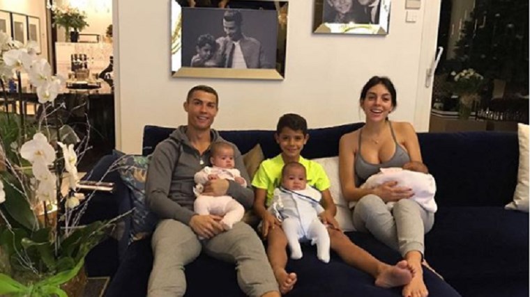 Ο Ρονάλντο φωτογραφίζεται για τα Χριστούγεννα με τα καλύτερα “γκολ” της ζωής του – ΦΩΤΟ