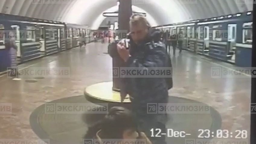 Μεθυσμένος υπάλληλος εταιρείας σεκιούριτι απειλεί να πυροβολήσει επιβάτη του μετρό – ΒΙΝΤΕΟ