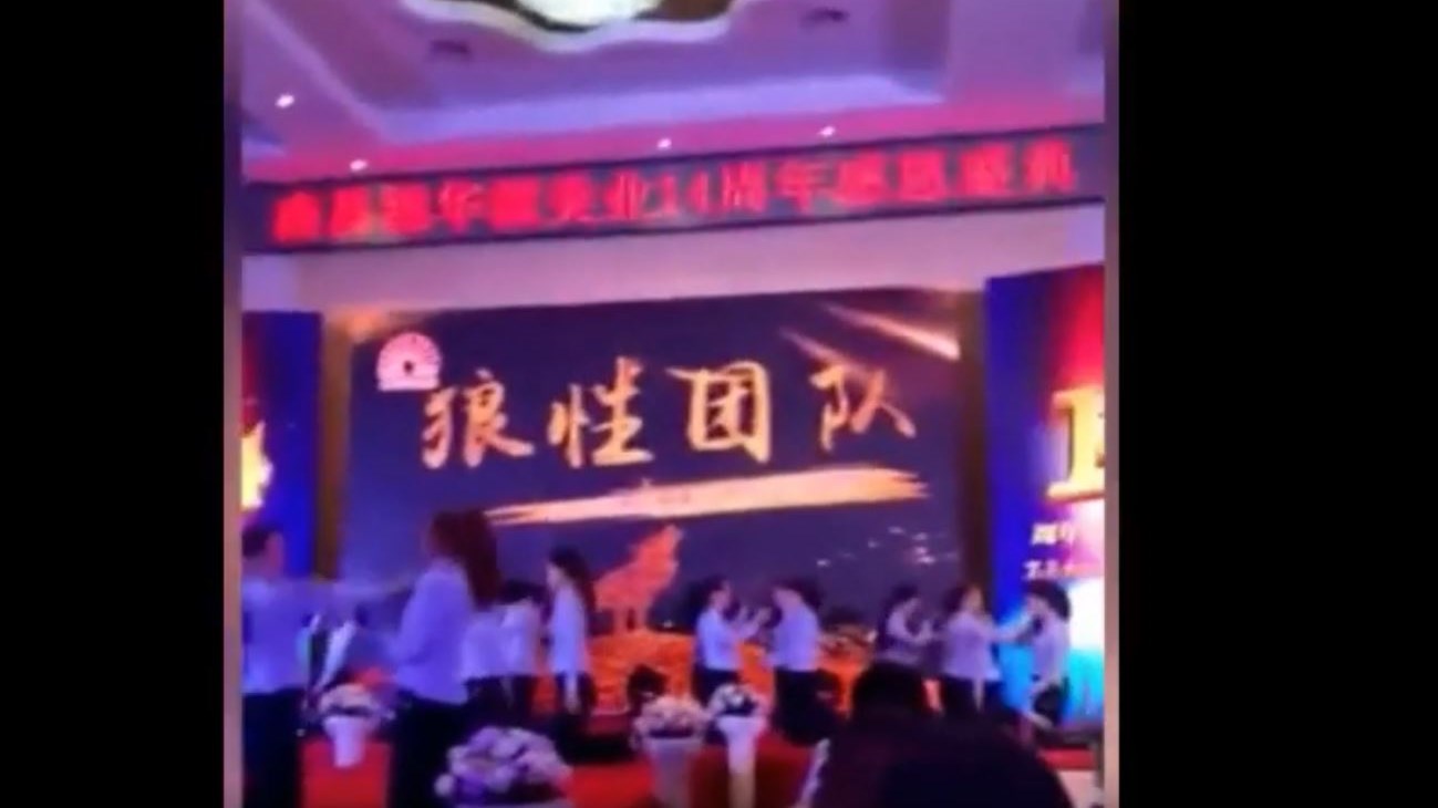 Εταιρεία αναγκάζει τις υπαλλήλους να…χαστουκίζουν η μία την άλλη – BINTEO