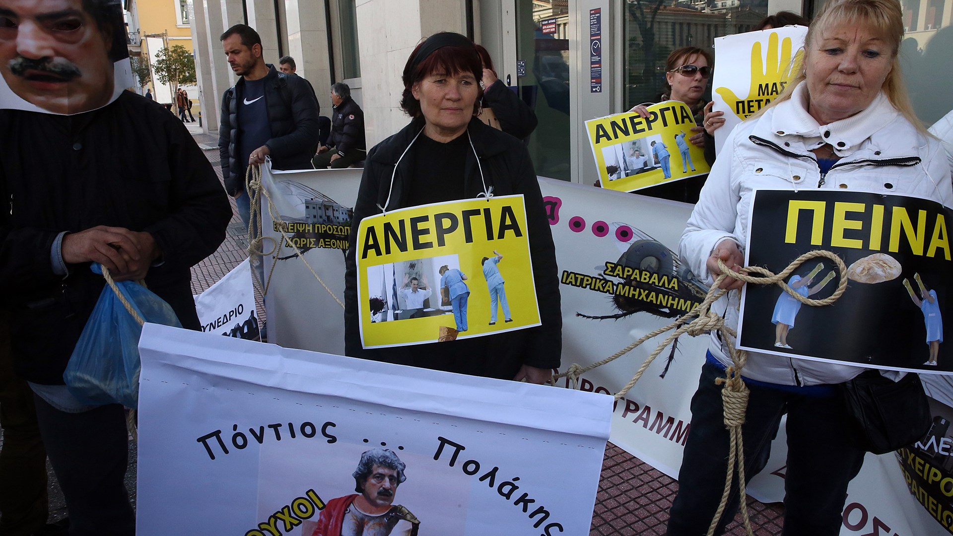 Με μάσκες Τσίπρα-Πολάκη και πανό με «Πόντιο… Πολάκη» η πορεία της ΠΟΕΔΗΝ στο υπουργείο Υγείας – ΦΩΤΟ