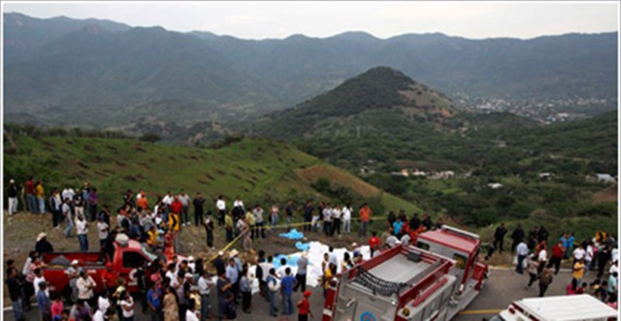 Αίμα στην άσφαλτο – Πολύνεκρο τροχαίο με λεωφορείο που ξέφυγε της πορείας του